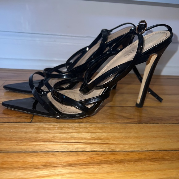 Black strappy pointed toe heel. - Picture 7 of 8